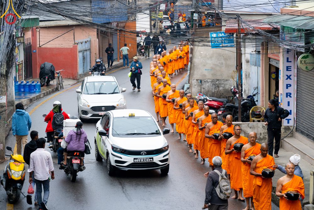 ภาพ No.317161:วันจันทร์ที่ 30 มีนาคม พ.ศ.2569 จาริกบิณฑบาตสยมภูนาทสู่พระราชวังหนุมานโดกา ประเทศเนปาล