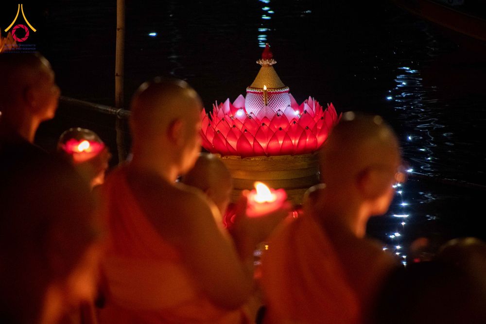 ภาพ No.297464:วันที่ 16 มกราคม พ.ศ. 2569 พิธีลอยประทีปธรรมถวายเป็นพุทธบูชา และบูชาธรรมมหาปูชนียาจารย์  ณ วัดโบสถ์บน ต.บางคูเวียง จ.นนทบุรี อนุสรณ์สถานลำดับที่ 4 สถานที่เกิดด้วยกายธรรม ในโครงการธรรมยาตรา กตัญญูบูชา มหาปูชนียาจารย์ พระมงคลเทพมุนี(สด จนฺทสโร) พระผู้ปราบม