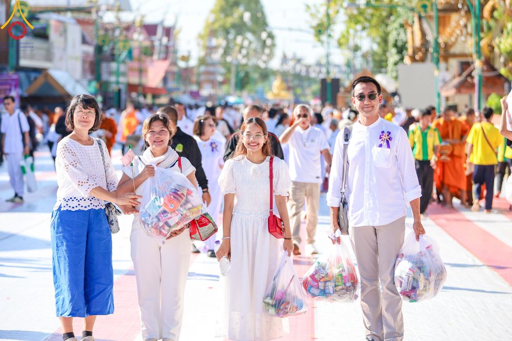 ภาพ No.311252:วันเสาร์ที่ 28 กุมภาพันธ์ พ.ศ. 2569 พิธีตักบาตรพระมหากุศล 11,250 รูป เฉลิมฉลอง 1,250 ปีศรีธรรมราชเจดีย์ สู่มรดกโลก ณ ถนนราชดำเนิน บริเวณหน้าวัดพระมหาธาตุวรมหาวิหาร อ.เมือง จ.นครศรีธรรมราช