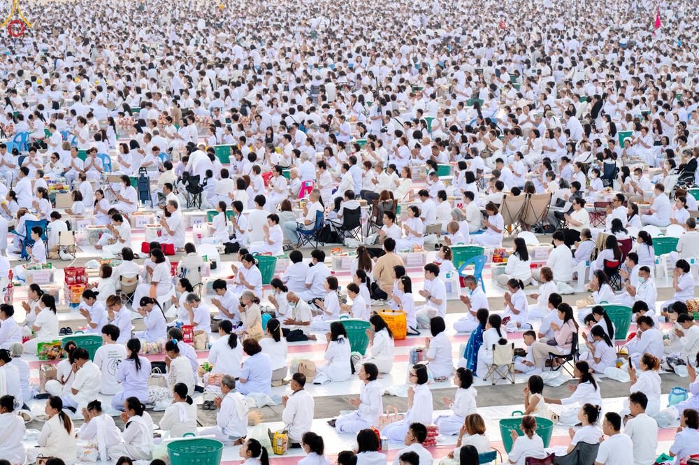 ภาพ No.279782:วันที่ 1 มกราคม พ.ศ.2569 พิธีตักบาตรในวันขึ้นปีใหม่ ณ ลานธรรม วัดพระธรรมกาย