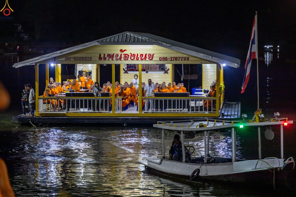 ภาพ No.282527:วันเสาร์ที่ 20 ธันวาคม พ.ศ.2568 พิธีตักบาตรพระ 10,000 รูป (ชุด 2) เนื่องในโอกาส 194 ปี จังหวัดกาญจนบุรี และอุทิศส่วนกุศลให้แด่บรรพชนทั้งหลาย บริเวณถนนสองแคว (Skywalk) เมืองกาญจนบุรี