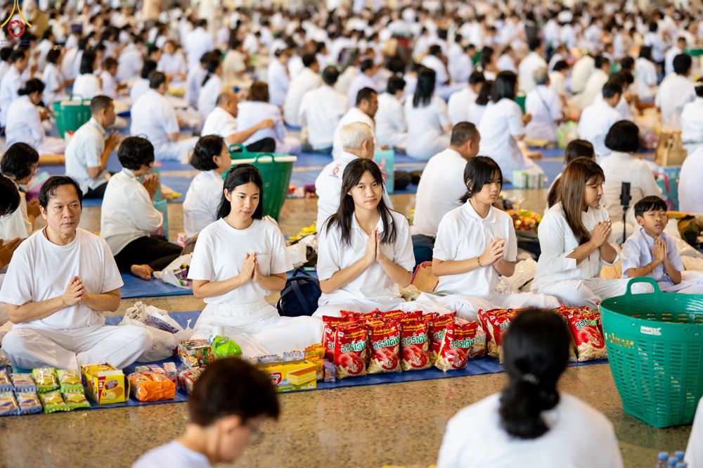 ภาพ No.311308:วันอาทิตย์ต้นเดือนที่ 1 มีนาคม พ.ศ.2569 พิธีตักบาตร และ พิธีบูชาข้าวพระ ณ สภาธรรมกายสากล วัดพระธรรมกาย