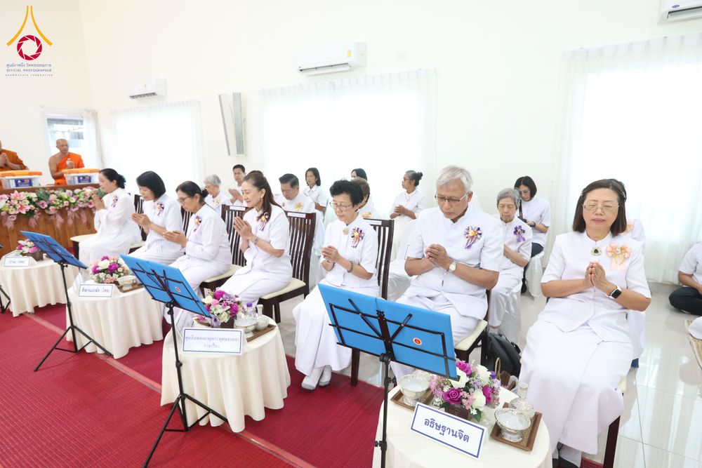 ภาพ No.290305:วันอังคารที่ 6 มกราคม พ.ศ. 2569 พิธีเจริญพุทธมนต์ ปฏิบัติธรรม มอบทุนการศึกษา ถวายสังฆทาน 142 วัด ณ ศูนย์ปฏิบัติธรรมพระมงคลเทพมุนี อ.สองพี่น้อง จ.สุพรรณบุรี