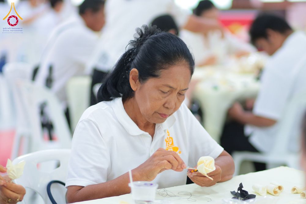 ภาพ No.327488:วันศุกร์ที่ 1 พฤษภาคม พ.ศ. 2569 รวมใจพสกนิกรชาวอำเภอคลองหลวง ประดิษฐ์ดอกไม้จันทน์ เพื่อใช้ในพิธีถวายดอกไม้จันทน์ในงานพระราชพิธีถวายพระเพลิงพระบรมศพ สมเด็จพระนางเจ้าสิริกิติ์ พระบรมราชินีนาถ พระบรมราชชนนีพันปีหลวง ณ วัดพระธรรมกาย