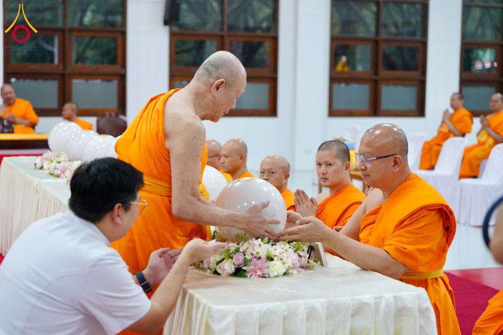 ภาพ No.294258:วันอาทิตย์ที่ 14 ธันวาคม พ.ศ.2568 พิธีเจริญพระพุทธมนต์สมโภชดวงแก้วลูกนิมิตเอก และดวงแก้วนิมิตปฏิบัติธรรม อัญเชิญประดิษฐาน  ณ วัดพระธรรมกายในประเทศสหรัฐอเมริกาและประเทศเยอรมนี 7 แห่ง ณ อาคารปลูกศรัทธา 2 วัดพระธรรมกาย