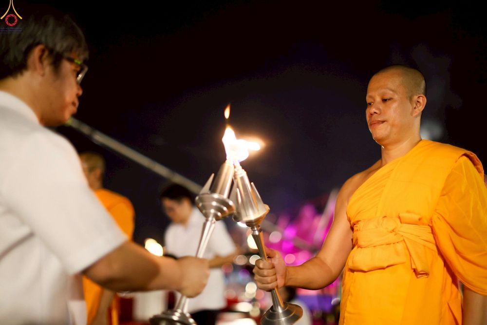 ภาพ No.253637:วันที่ 10 ตุลาคม พ.ศ. 2568 พิธีจุดประทีปบูชาพระผู้ปราบมาร, พิธีจุดประทีปบนพระมหาธรรมกายเจดีย์  20,000 ดวง เนื่องในวันคล้ายวันเกิดครบรอบ 141 ปี พระมงคลเทพมุนี (สด จนฺทสโร)