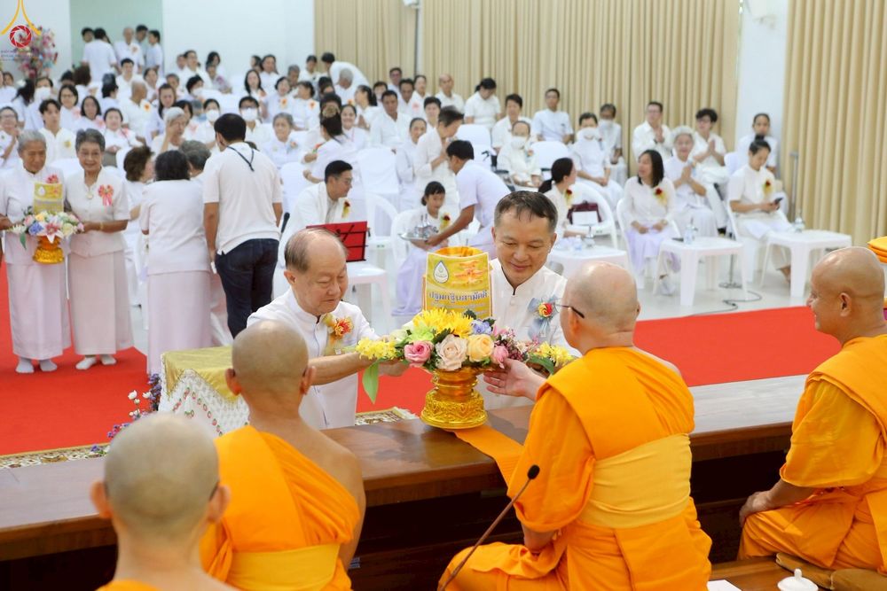 ภาพ No.258614:วันที่ 19 ตุลาคม พ.ศ. 2568 พิธีทอดกฐินสามัคคีทั่วไทย 30,000 วัด โดยคณะศิษยานุศิษย์ บูชาธรรม 81 ปี หลวงพ่อธัมมชโย ณ ศูนย์ปฎิบัติธรรมน้ำใสใจสว่าง  เขตบางกอกน้อย กรุงเทพมหานคร