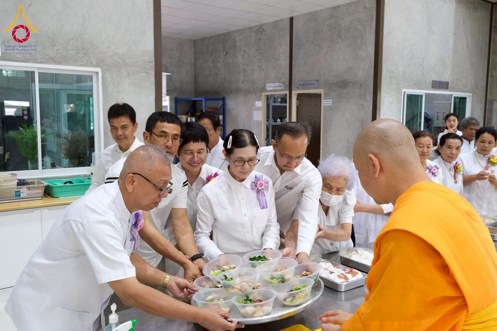 ภาพ No.277932:พิธีตัดปอยผมและปลงผมนาคธรรมทายาท พิธีขอขมาผู้ปกครอง ณ ศูนย์อบรมเยาวชนนครปฐม จ.นครปฐม และพิธีมอบบาตร ผ้าไตร นาคธรรมทายาท พิธีบรรพชา อุปสมบทหมู่ ณ วัดลาดหญ้าไทร จ.นครปฐม