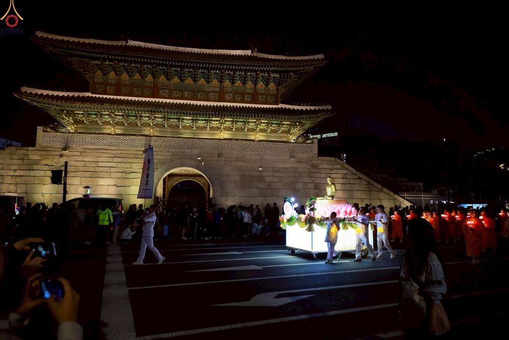 ภาพ No.229561:วันเสาร์ที่ 26 เมษายน พ.ศ. 2568 คณะพระภิกษุสามเณรในโครงการบรรพชาหมู่ 81 รูป  วัดภาวนาโซล ประเทศเกาหลีใต้ ได้ร่วมกับคณะสาธุชนคนไทยในเกาหลีใต้  ร่วมกันเดินขบวนอัญเชิญโคมดอกบัว  เพื่อบูชาแด่องค์สมเด็จพระสัมมาสัมพุทธเจ้า  ในงานเทศกาลวิสาขบูชานานาชาติ ประจำปี