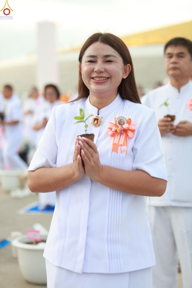 ภาพ No.252896:วันที่ 10 ตุลาคม พ.ศ. 2568 พิธีปลูกต้นทรัพย์บานชื่น ณ ลานธรรม วัดพระธรรมกาย