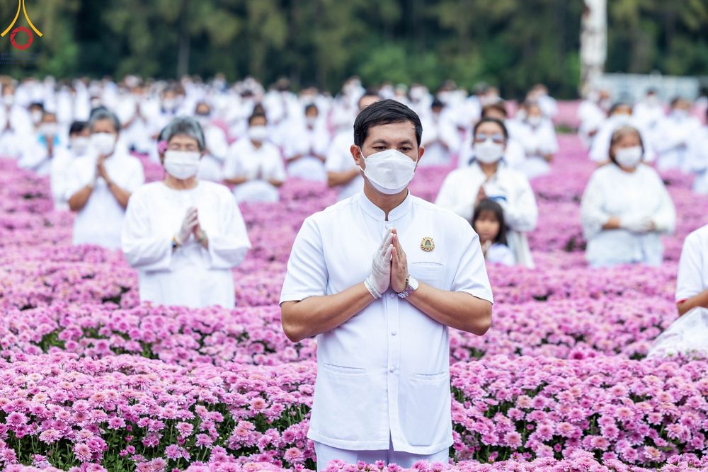 ภาพ No.104019:สาธุชนร่วมรับบุญเก็บดอกเบญจทรัพย์ ในวันอาทิตย์ที่ 24 ธันวาคม พ.ศ. 2566 ณ ทุ่งสวรรค์ตะวันฉาย บริเวณวัดพระธรรมกาย จ.ปทุมธานี