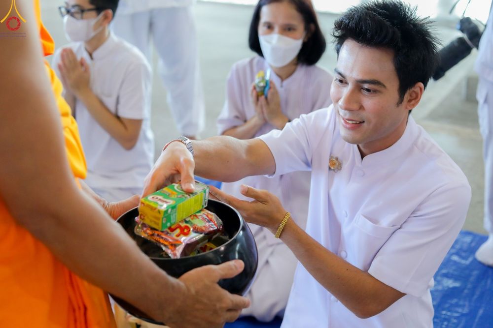 ภาพ No.86842:พิธีตักบาตร , พิธีบูชาข้าวพระ , พิธีจุดเทียนใจ ไฟนิรันดร์ อนันตชัย ในวันอาทิตย์ต้นเดือน 3 กันยายน พ.ศ. 2566 ณ วัดพระธรรมกาย