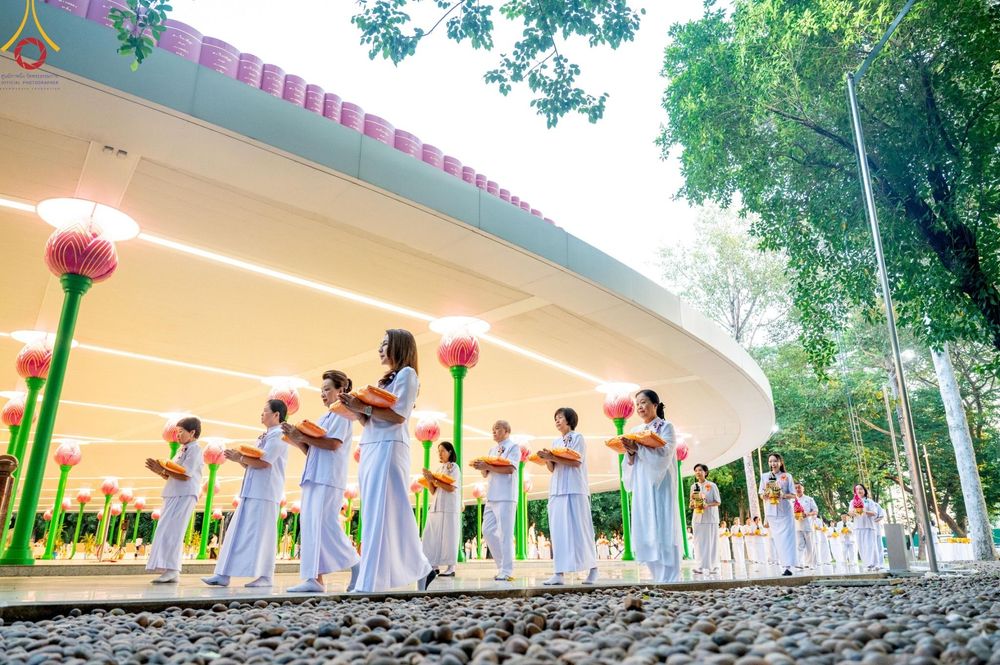 ภาพ No.159704:พิธีตัดปอยผมปลงผมนาคธรรมทายาท, พิธีบรรพชาอุปสมบทหมู่ โครงการอุปสมบทหมู่บูชาธรรม 140 ปี พระมงคลเทพมุนี (สด จนฺทสโร) ณ โบสถ์พระไตรปิฏก วัดพระธรรมกาย วันเสาร์ที่ 5 ตุลาคม พ.ศ. 2567