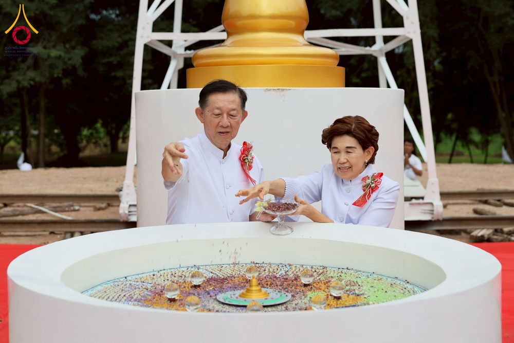 ภาพ No.261888:วันที่ 14 ตุลาคม พ.ศ. 2568 พิธีกลั่นแผ่นดิน โปรยทรายตอกเสาเข็มมหามงคลต้นแรก  สร้างองค์พระเจดีย์และจุดประทีปถวายเป็นพุทธบูชา ณ ศูนย์ปฏิบัติธรรมชัยนาท ต.ธรรมามูล อ.ชัยนาท จ.ชัยนาท