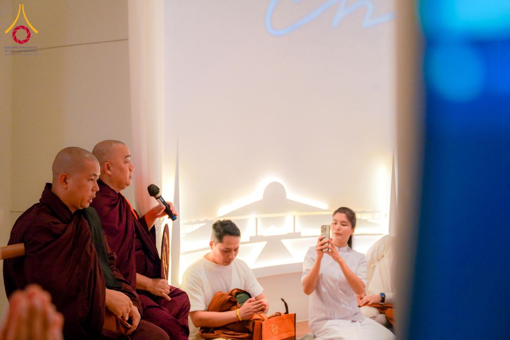 ภาพ No.327684:วันที่ 1-6 พฤษภาคม พ.ศ.2569 ต้อนรับชาวต่างชาติ พระภิกษุ คณะชาวเมียนมาร์  อุบาสิกาชาวอินเดีย เยี่ยมชมวัดพระธรรมกายและสักการะพระมหาธรรมกายเจดีย์