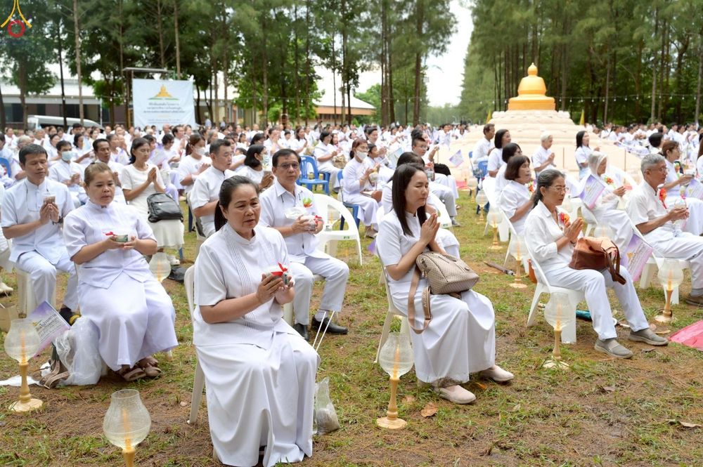 ภาพ No.238349:วันเสาร์ที่ 9 สิงหาคม พ.ศ. 2568 พิธีกลั่นแผ่นดิน โปรยทราย และจุดประทีปถวายเป็นพุทธบูชา จ.ระยอง สถาปนาองค์พระเจดีย์เพื่อสร้างสันติภาพโลก ณ ศูนย์ปฏิบัติธรรมระยอง(บ้านช่องลม) ต.บางบุตร อ.บ้านค่าย จ.ระยอง
