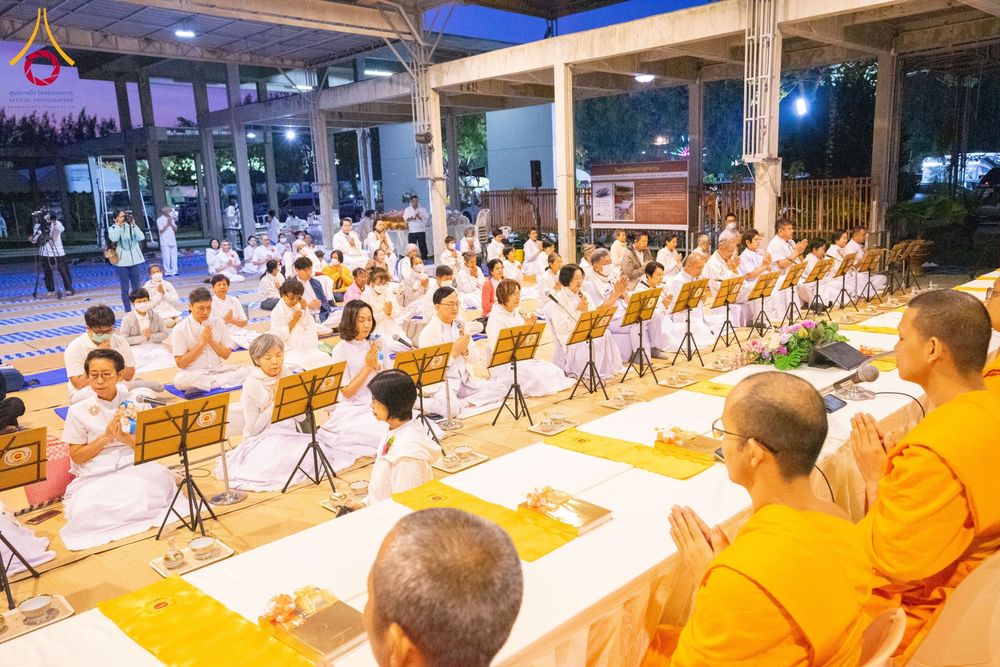 ภาพ No.193721:สาธุชนถวายภัตตาหารเป็นสังฆทาน แด่พระธรรมยาตรา ณ อนุสรณ์สถานมหาวิหารพระมงคลเทพมุนี (โลตัสแลนด์) อ.สองพี่น้อง จ.สุพรรณบุรี ในโครงการธรรมยาตรา กตัญญูบูชา มหาปูชนียาจารย์ พระมงคลเทพมุนี(สด จนฺทสโร) พระผู้ปราบมาร ปีที่ 13 วันที่ 12 มกราคม พ.ศ.2568