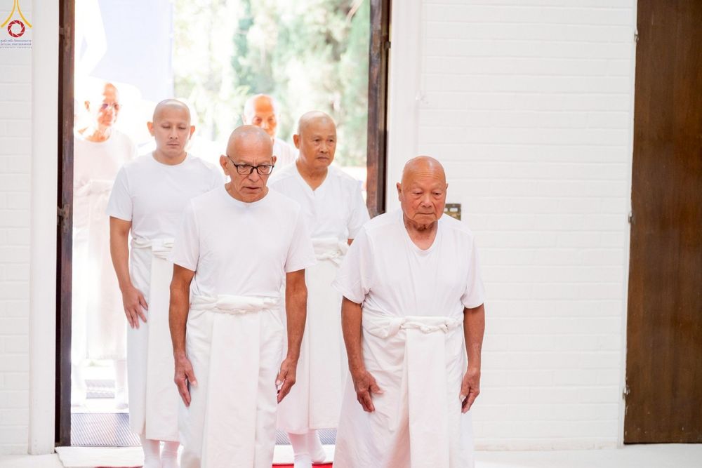 ภาพ No.252240:วันที่ 4-5 ตุลาคม พ.ศ. 2568  วัดพระธรรมกายแคลิฟอร์เนีย ประเทศสหรัฐอเมริกา ได้จัดพิธีตัดปอยผม โดยคณะสงฆ์ ญาติ ๆ และสาธุชน ให้กับนาคธรรมทายาท 8 ท่าน และได้จัดพิธีบรรพชา-อุปสมบท ฉลองพิธีทอดกฐินบรมจักรพรรดิ สร้างอุโบสถ 82 ปี บูชาธรรมหลวงพ่อธัมมชโย