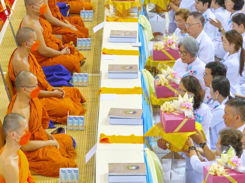 ภาพ No.85366:พิธีถวายมหาสังฆทานคณะสงฆ์ 2000 กว่าวัดทั่วประเทศปีที่ 23, พิธีถวายไทยธรรมคณะสงฆ์ 323 วัด 4 จังหวัดชายแดนภาคใต้, พิธีมอบปัจจัยช่วยเหลือครู 4 จังหวัดชายแดนภาคใต้ ณ สภาธรรมกายสากล วัดพระธรรมกาย ในวันสมาธิโลก อาทิตย์ที่ 6 สิงหาคม พ.ศ. 2566