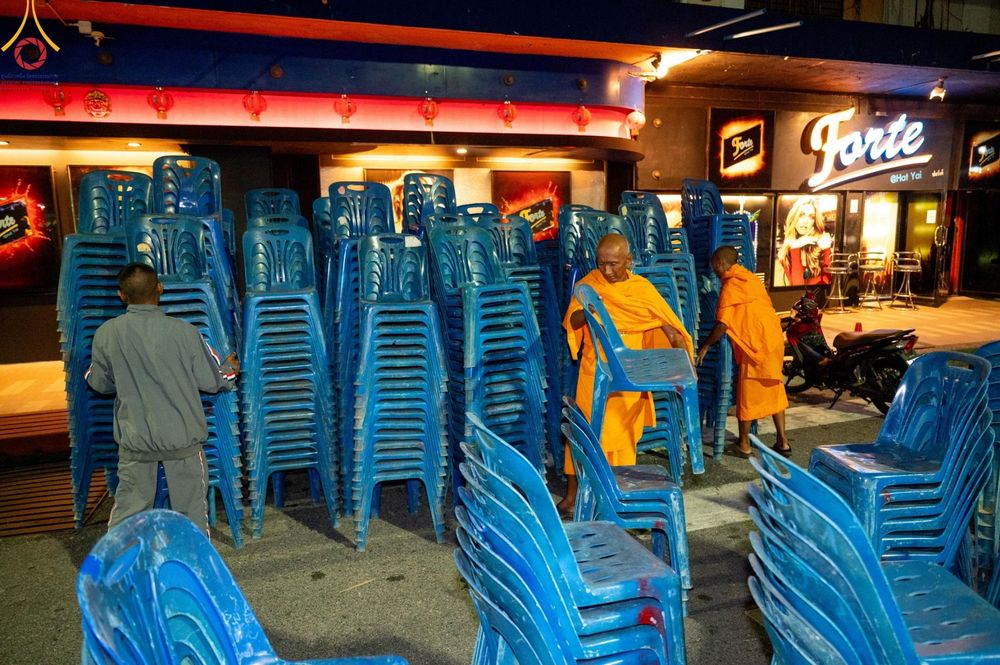 ภาพ No.151634:V.55 ทีมใหญ่ที่หาดใหญ่ เจ้าหน้าที่ทุกสถานะ หลายสัญชาติ ร่วมกันจัดงานตักบาตรที่หาดใหญ่ วันที่ 10-11 สิงหาคม พ.ศ. 2567