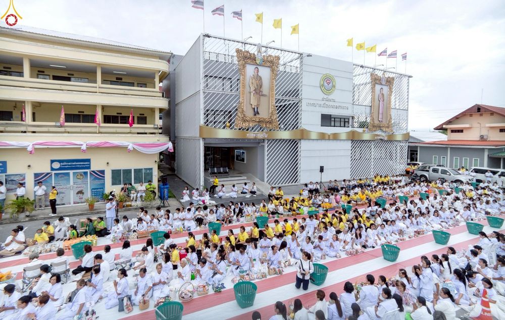 ภาพ No.241889:วันอาทิตย์ที่ 31 สิงหาคม พ.ศ. 2568 พิธีทำบุญแด่คณะสงฆ์ 122 รูป ฉลอง 121 ปี อำเภอคลองหลวง จ.ปทุมธานี เพื่อนำส่งช่วยเหลือคณะสงฆ์ 323 วัด 4 จังหวัดชายแดนภาคใต้ และช่วยเหลือประชาชนจากเหตุปะทะ แนวชายแดนไทย-กัมพูชา ณ บริเวณหน้าที่ว่าการอำเภอคลองหลวง 