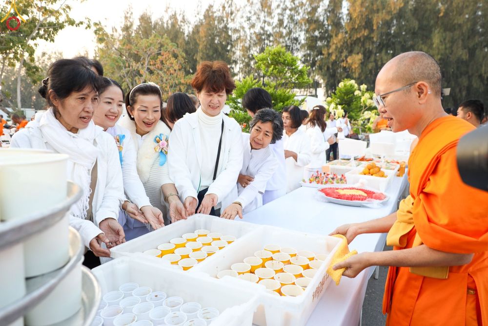ภาพ No.190031:พิธีถวายภัตตาหารเป็นสังฆทาน แด่พระธรรมยาตรา ณ อนุสรณ์สถานมหาวิหารพระมงคลเทพมุนี (โลตัสแลนด์) อ.สองพี่น้อง จ.สุพรรณบุรี ในโครงการธรรมยาตรา กตัญญูบูชา มหาปูชนียาจารย์ พระมงคลเทพมุนี(สด จนฺทสโร) พระผู้ปราบมาร อนุสรณ์สถาน 7 แห่ง ปีที่ 13 วันที่ 6 มกราคม 2568