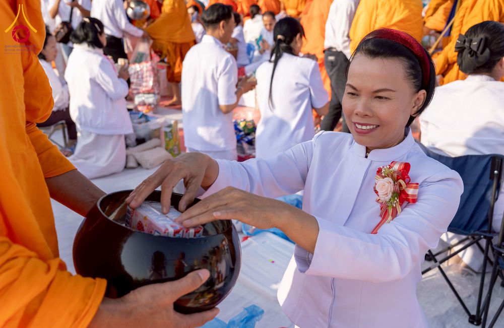 ภาพ No.276918:วันเสาร์ที่ 6 ธันวาคม พ.ศ. 2568 พิธีตักบาตรพระ 1,000 รูป อุทิศถวายพระราชกุศลสมเด็จพระนางเจ้าสิริกิติ์ พระบรมราชินีนาถ พระบรมราชชนนี พันปีหลวง และ ทำบุญเมืองลำปาง ครบรอบ 1,345 ปี ณ ลานพระบรมราชานุสาวรีย์สมเด็จพระนเรศวรมหาราชนครลำปาง อ.เกาะคา จ.ลำปาง