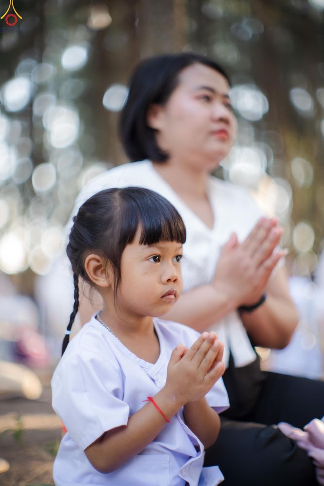 ภาพ No.290052:วันที่ 6 มกราคม พ.ศ. 2569 พิธีจุดประทีปถวายเป็นพุทธบูชา และบูชาธรรมมหาปูชนียาจารย์ (ภาพชุดที่ 2) ณ อนุสรณ์สถานมหาวิหารพระมงคลเทพมุนี (โลตัสแลนด์) อ.สองพี่น้อง จ.สุพรรณบุรี ในโครงการธรรมยาตรา กตัญญูบูชา มหาปูชนียาจารย์ พระมงคลเทพมุนี(สด จนฺทสโร) พระผู้ปรา