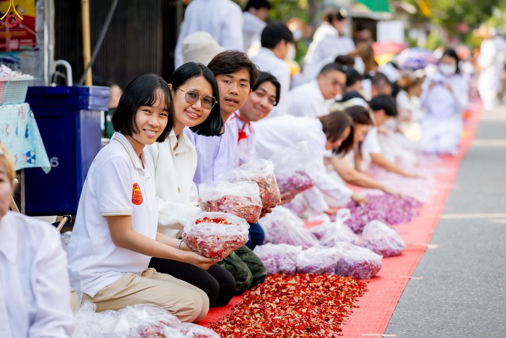 ภาพ No.295012:วันที่ 14 มกราคม พ.ศ. 2569 พิธีต้อนรับพระธรรมยาตรา อนุสรณ์สถานลำดับที่ 4  สถานที่เกิดด้วยกายธรรม ณ วัดโบสถ์บน ต.บางคูเวียง จ.นนทบุรี ในโครงการธรรมยาตรา กตัญญูบูชา มหาปูชนียาจารย์ พระมงคลเทพมุนี(สด จนฺทสโร) พระผู้ปราบมาร อนุสรณ์สถาน 7 แห่ง ปีที่ 14