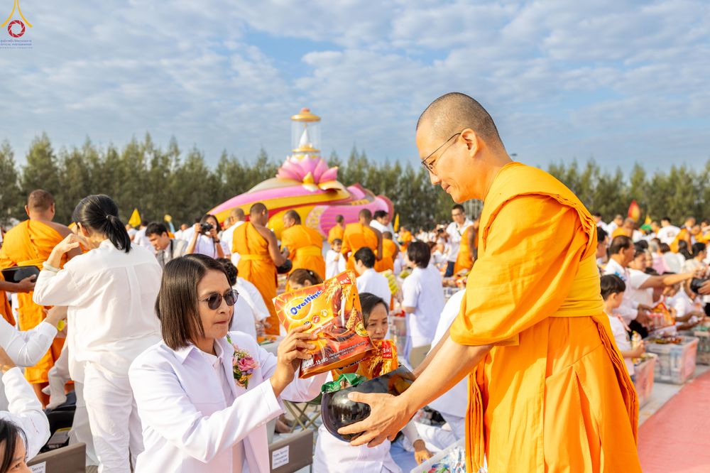 ภาพ No.302680:วันที่ 24 มกราคม พ.ศ. 2569 พิธีตักบาตรพระธรรมยาตรา(ภาพชุดที่ 2) ณ อนุสรณ์สถานลำดับที่ 5 สถานที่เผยแผ่วิชชาธรรมกายครั้งแรก อนุสรณ์สถานบางปลา วัดบางปลา อำเภอบางเลน จังหวัดนครปฐม ในโครงการธรรมยาตรา กตัญญูบูชา มหาปูชนียาจารย์ พระมงคลเทพมุนี(สด จนฺทสโร) พระผู