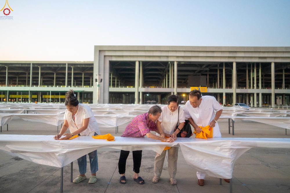 ภาพ No.321222:วันที่ 10-11 เมษายน พ.ศ.2569 การเตรียมกล่องไทยธรรม และการติดผ้ารับประเคน เพื่องานถวายมหาสังฆทาน 40,000 กว่าวัดทั่วประเทศ วันคุ้มครองโลก 22 เมษายน พ.ศ.2569 วัดพระธรรมกาย