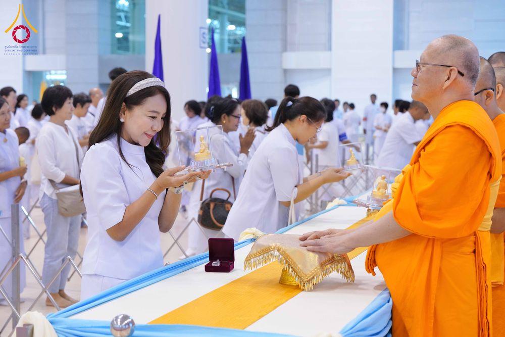 ภาพ No.338105:วันอาทิตย์ต้นเดือน 5 กรกฎาคม พ.ศ.2569 สัมมนาพิเศษ พิธีมอบพระของขวัญ ณ ห้องแก้วสารพัด1 วัดพระธรรมกาย
