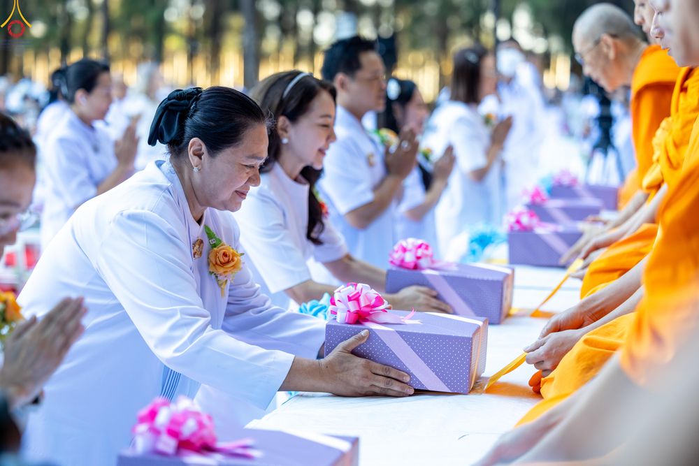 ภาพ No.289282:วันที่ 7 มกราคม พ.ศ. 2569 พิธีตักบาตรพระธรรมยาตรา ณ อนุสรณ์สถานลำดับที่ 1 สถานที่เกิดด้วยรูปกายเนื้อ อนุสรณ์สถานมหาวิหารพระมงคลเทพมุนี (โลตัสแลนด์) อ.สองพี่น้อง จ.สุพรรณบุรี ในโครงการธรรมยาตรา กตัญญูบูชา มหาปูชนียาจารย์ พระมงคลเทพมุนี(สด จนฺทสโร) พระผู้ป