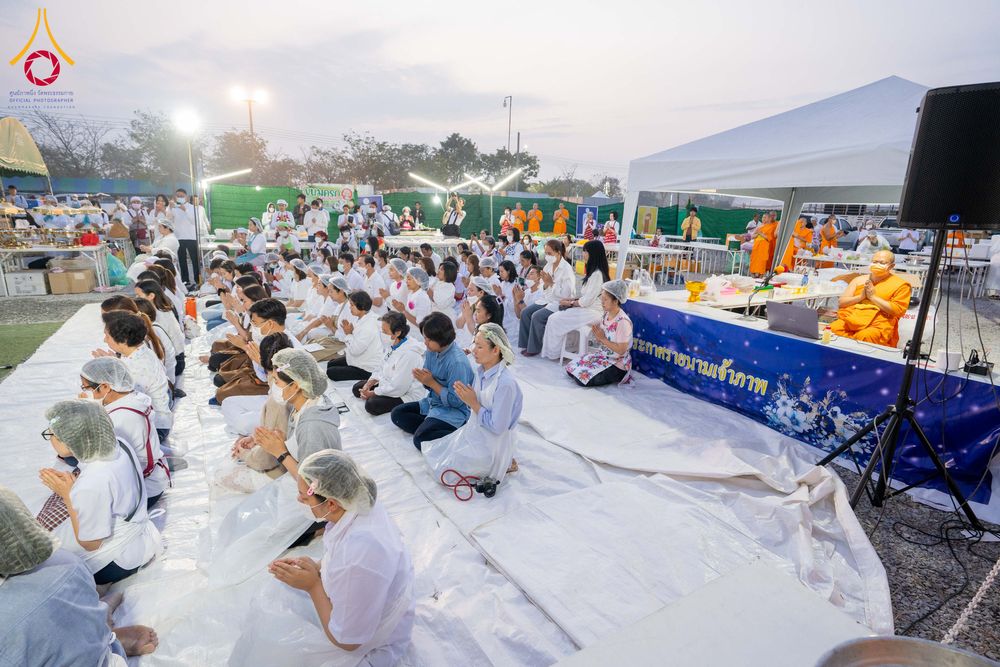 ภาพ No.300232:วันที่ 22 มกราคม พ.ศ. 2569 พิธีถวายภัตตาหารเป็นสังฆทาน แด่พระธรรมยาตรา ณ อนุสรณ์สถานบางปลา วัดบางปลา อำเภอบางเลน จังหวัดนครปฐม ในโครงการธรรมยาตรา กตัญญูบูชา มหาปูชนียาจารย์ พระมงคลเทพมุนี(สด จนฺทสโร) พระผู้ปราบมาร อนุสรณ์สถาน 7 แห่ง ปีที่ 14