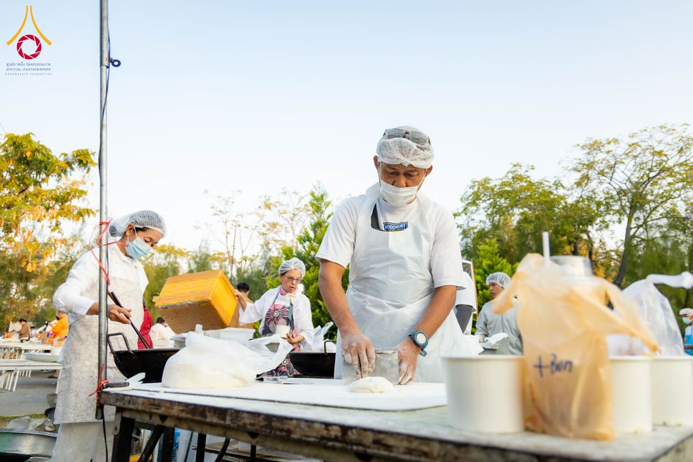 ภาพ No.293507:วันที่ 13 มกราคม พ.ศ. 2569 พิธีถวายภัตตาหารเป็นสังฆทาน แด่พระธรรมยาตรา ณ อนุสรณ์สถานมหาวิหารพระมงคลเทพมุนี (โลตัสแลนด์) อ.สองพี่น้อง จ.สุพรรณบุรี ในโครงการธรรมยาตรา กตัญญูบูชา มหาปูชนียาจารย์ พระมงคลเทพมุนี(สด จนฺทสโร) พระผู้ปราบมาร อนุสรณ์สถาน 7 แห่ง ปี