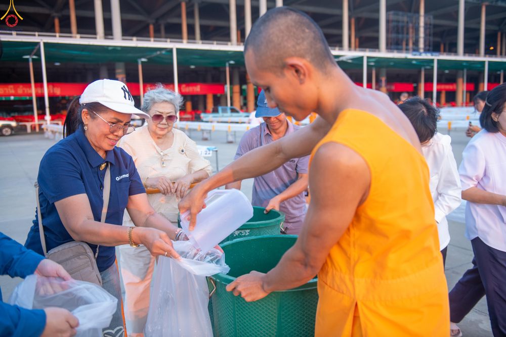 ภาพ No.321514:วันที่ 9-10 เมษายน พ.ศ.2569 การเตรียมงาน มัดถุงน้ำ ถ่วงขาโต๊ะไทยธรรม เพื่องานถวายมหาสังฆทาน 40,000 กว่าวัดทั่วประเทศ วันคุ้มครองโลก 22 เมษายน พ.ศ.2569 วัดพระธรรมกาย