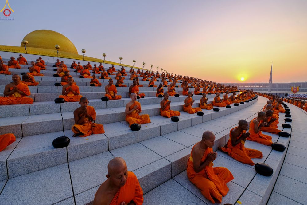 ภาพ No.279729:วันที่ 1 มกราคม พ.ศ.2569 พิธีตักบาตรในวันขึ้นปีใหม่ ณ ลานธรรม วัดพระธรรมกาย