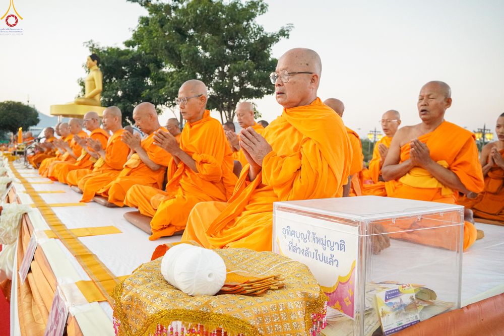 ภาพ No.282576:วันเสาร์ที่ 20 ธันวาคม พ.ศ.2568 พิธีตักบาตรพระ 10,000 รูป (ชุด 2) เนื่องในโอกาส 194 ปี จังหวัดกาญจนบุรี และอุทิศส่วนกุศลให้แด่บรรพชนทั้งหลาย บริเวณถนนสองแคว (Skywalk) เมืองกาญจนบุรี