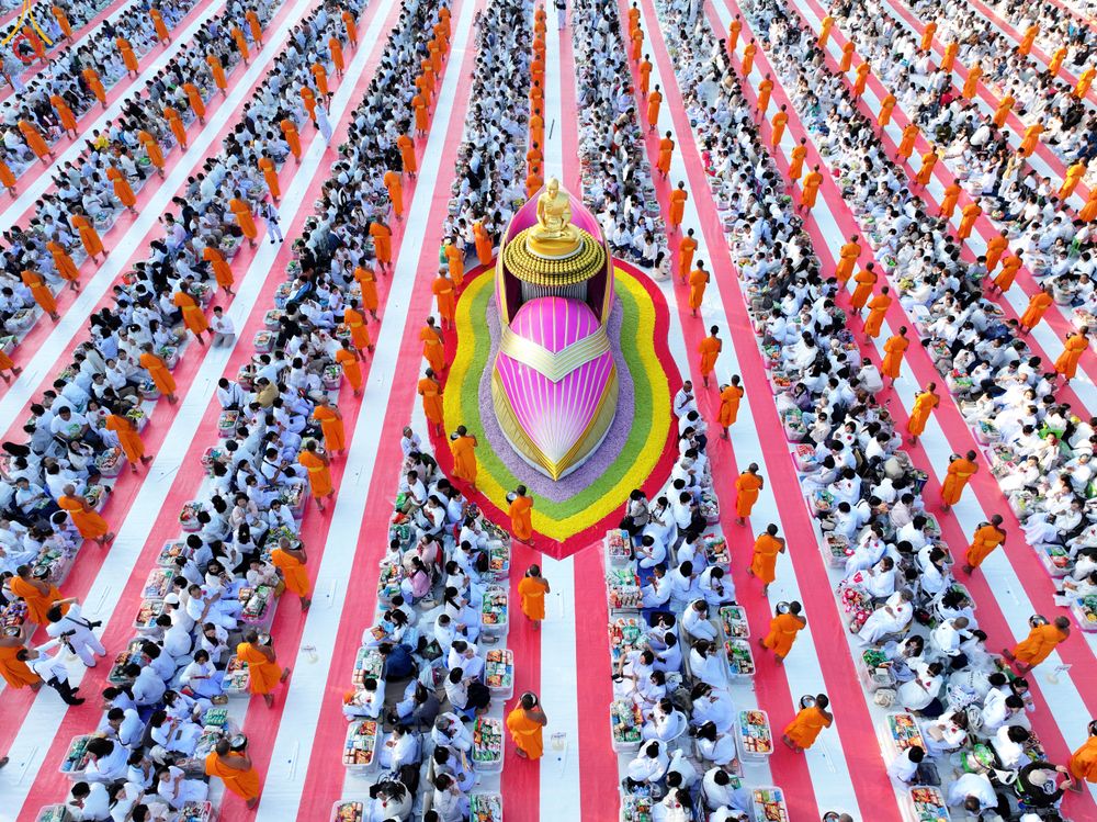 ภาพ No.292416:วันที่ 11 มกราคม พ.ศ. 2569 พิธีตักบาตรพระธรรมยาตรา ณ อนุสรณ์สถานคลองบางนางแท่น อ.สามพราน จ.นครปฐม ในโครงการธรรมยาตรา กตัญญูบูชา มหาปูชนียาจารย์ พระมงคลเทพมุนี(สด จนฺทสโร) พระผู้ปราบมาร อนุสรณ์สถาน 7 แห่ง ปีที่ 14