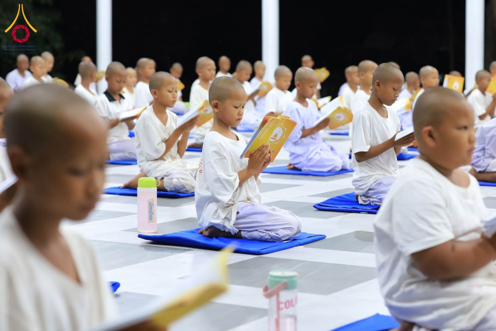 ภาพ No.319953:วันที่ 1 เมษายน พ.ศ.2569 นาคน้อยว่าที่สามเณรธรมทายาท จำนวน 98 คน  ร่วมกันสวดมนต์ทำวัตรเย็นและนั่งสมาธิ ณ ศูนย์ปฏิบัติธรรมบุรีรัมย์ จ.บุรีรัมย์