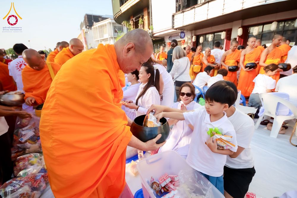 ภาพ No.312916:วันอาทิตย์ที่ 8 มีนาคม พ.ศ.2569 ทำบุญเมืองนครราชสีมา 558 ปี ตักบาตรพระ 10,000 รูป (ภาพชุดที่ 2)