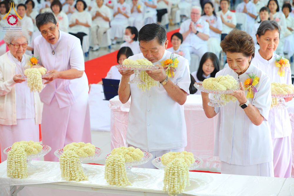 ภาพ No.291141:วันพุธที่ 7 มกราคม พ.ศ. 2569  พิธีบรรจุพระบรมสารีริกธาตุภายในพระเกตุองค์พระประธาน สมโภชพระประธาน พระธรรมกาย พิธีทอดผ้าป่า บุญแสงสว่าง ติดตั้งโซล่าเซล ณ ศูนย์ปฏิบัติธรรมพระมงคลเทพมุนี อ.สองพี่น้อง จ.สุพรรณบุรี