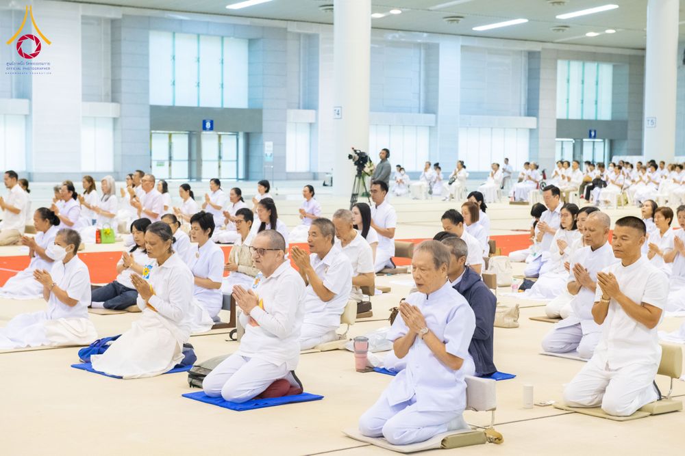 ภาพ No.284744:วันอาทิตย์ที่ 14 ธันวาคม พ.ศ.2568  พิธีปฏิบัติธรรม พิธีถวายภัตตาหารเป็นสังฆทาน พิธีมอบต้นสมบัติจักรพรรดิ ถวายแด่เจ้าอาวาสและประธานสงฆ์ 236 ศูนย์ส่งเสริมศีลธรรมทั่วโลก ณ สภาธรรมกายสากล วัดพระธรรมกาย