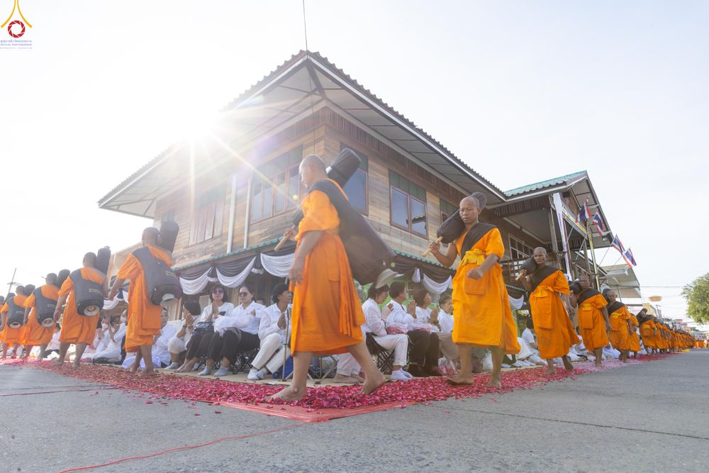 ภาพ No.287782:วันที่ 3 มกราคม พ.ศ. 2569 พิธีต้อนรับพระธรรมยาตรา ครั้งที่ 2 (ภาพชุดที่ 2) ในโครงการธรรมยาตรา กตัญญูบูชา มหาปูชนียาจารย์ พระมงคลเทพมุนี(สด จนฺทสโร) พระผู้ปราบมาร อนุสรณ์สถาน 7 แห่ง ปีที่ 14 ณ อนุสรณ์สถานมหาวิหารพระมงคลเทพมุนี (โลตัสแลนด์) อ.สองพี่น้อง จ.