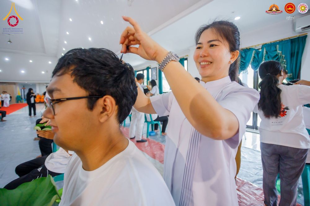 ภาพ No.284461:วันพุธที่ 17  ธันวาคม พ.ศ.2568  พิธีปลงผมนาคธรรมทายาท  โครงการบรรพชาสามเณรและบวชอุบาสิกาแก้ว  ณ วิทยาลัยศรีวิจายา (Sekolah Tinggi Agama Buddha Negeri Sriwijaya) เมืองตังเกอรัง จังหวัดบันเตน ประเทศอินโดนีเซีย