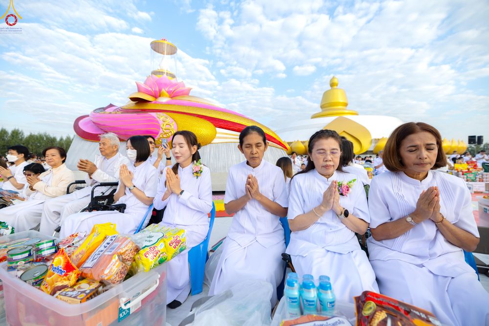 ภาพ No.302600:วันที่ 24 มกราคม พ.ศ. 2569 พิธีตักบาตรพระธรรมยาตรา(ภาพชุดที่ 2) ณ อนุสรณ์สถานลำดับที่ 5 สถานที่เผยแผ่วิชชาธรรมกายครั้งแรก อนุสรณ์สถานบางปลา วัดบางปลา อำเภอบางเลน จังหวัดนครปฐม ในโครงการธรรมยาตรา กตัญญูบูชา มหาปูชนียาจารย์ พระมงคลเทพมุนี(สด จนฺทสโร) พระผู