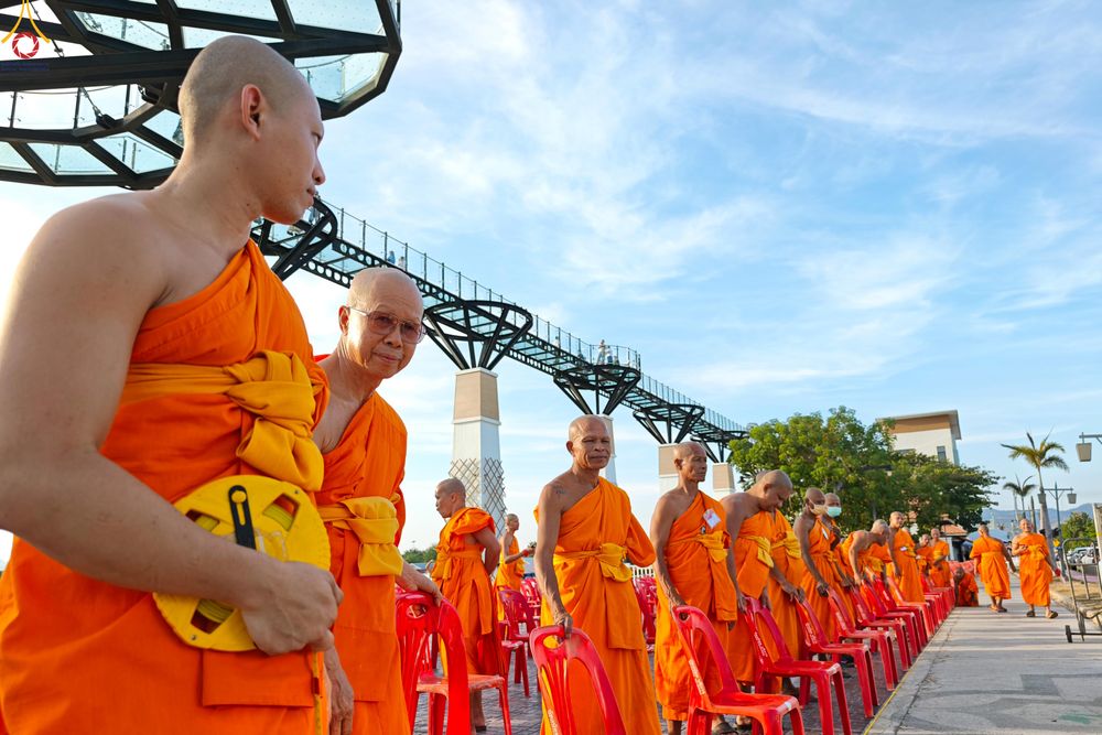 ภาพ No.282411:วันที่ 19 -20 ธันวาคม พ.ศ.2568 เบื้องหลังความสำเร็จ ของการจัดงานตักบาตร พระ 10,000 รูป Skywalk กาญจนบุรี