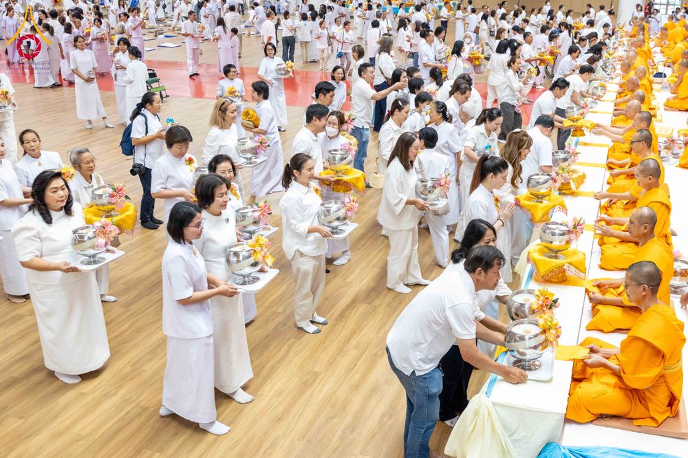 ภาพ No.310725:วันอาทิตย์ที่ 22 กุมภาพันธ์ พ.ศ. 2569 พิธีถวายโคมมาฆประทีป ณ ห้องแก้วสารพัดนึก 2 วัดพระธรรมกาย จ.ปทุมธานี