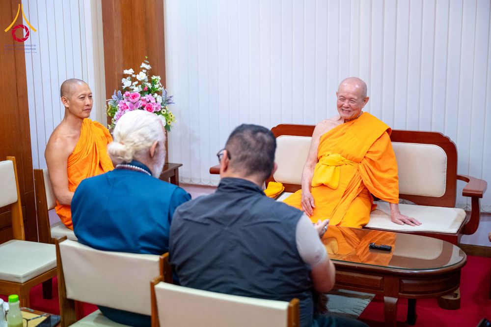 ภาพ No.313144:วันที่ 4 มีนาคม พ.ศ. 2559 หลวงพ่อทัตตชีโว รองเจ้าอาวาสวัดพระธรรมกาย ได้เมตตาถวายการต้อนรับปฏิสันถารพระอาคันตุกะจาก 19 ประเทศ ที่เดินทางมาร่วมงานวันมาฆบูชา ณ วัดพระธรรมกาย