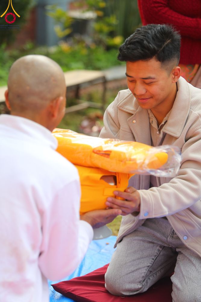 ภาพ No.313433:วันพฤหัสบดีที่ 12 มีนาคม พ.ศ. 2569 พิธีมอบบาตรและผ้าไตรในโครงการบรรพชาสามเณร 500 รูป  ณ นาคบาฮาล (Nagbahal) ประเทศเนปาล